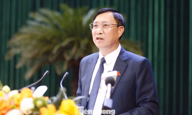 Ông Vũ Mạnh Hùng - Giám đốc Sở Nội vụ tỉnh Bắc Ninh trả lời chất vấn.