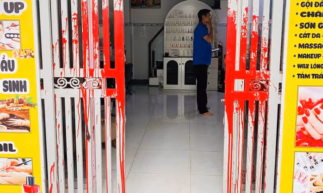 Tạt sơn nhầm nhà, 2 đối tượng bị bắt
