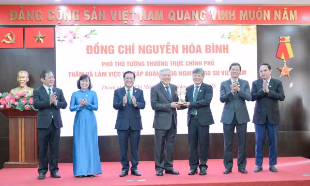 Phó Thủ tướng Thường trực Nguyễn Hòa Bình định hướng tăng trưởng bền vững của ngành cao su