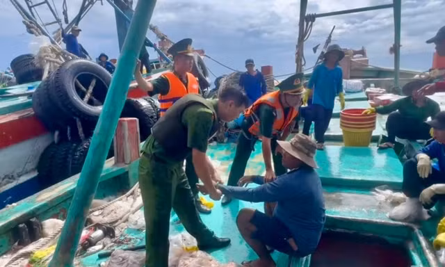 Đồn Biên phòng Côn Đảo bắt giữ đối tượng truy nã về tội giết người lẩn trốn trên tàu cá