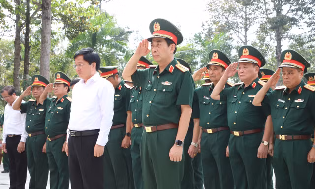 Đại tướng Phan Văn Giang dâng hương tưởng niệm Chủ tịch Hồ Chí Minh và Anh hùng liệt sĩ Sư đoàn 5