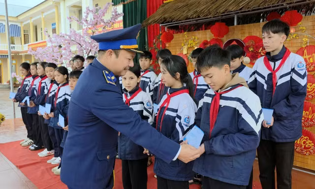 Thanh niên Cảnh sát biển gây quỹ tặng quà Tết học sinh khó khăn