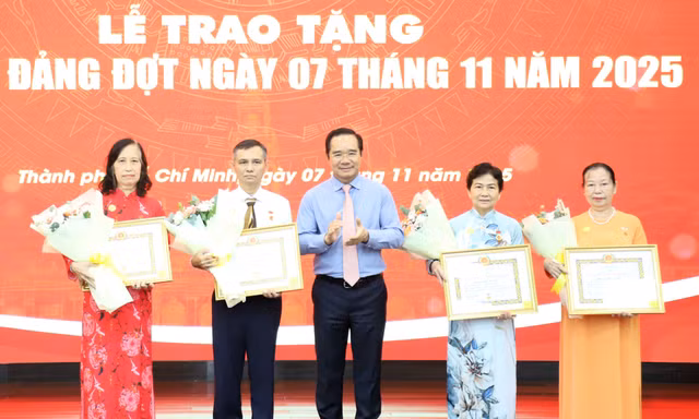 Chủ tịch UBND TPHCM Nguyễn Văn Được trao Huy hiệu Đảng tặng các đảng viên tiêu biểu