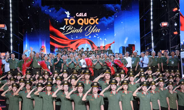 Xúc động, hào hùng đêm gala Tổ quốc bình yên trên phố đi bộ Nguyễn Huệ