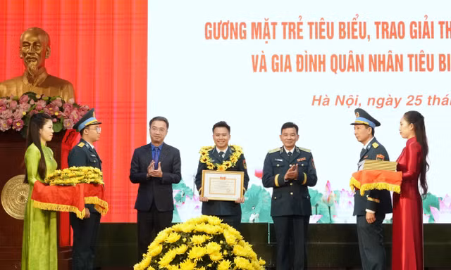 Quân chủng Phòng không - Không quân vinh danh điển hình trẻ và gia đình quân nhân tiêu biểu 
