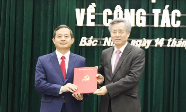 Ông Nguyễn Quang Dương - Phó Trưởng Ban Tổ chức Trung ương trao quyết định cho đồng chí Phạm Hoàng Sơn.
