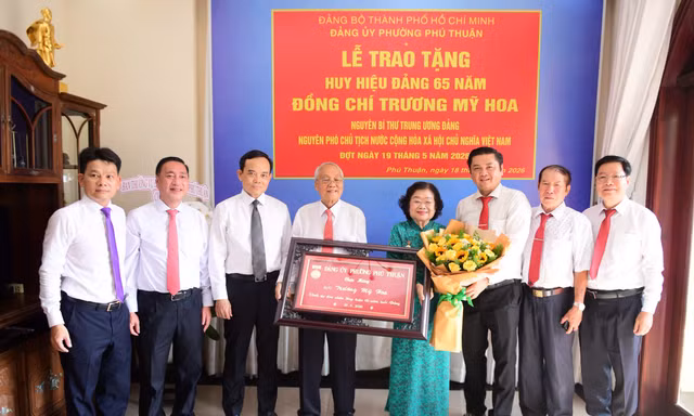 Nguyên Phó Chủ tịch nước Trương Mỹ Hoa nhận Huy hiệu 65 năm tuổi Đảng 