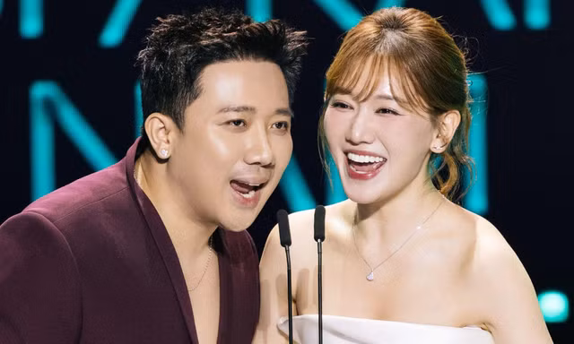 Trấn Thành ôm ấp Hari Won trong lúc Soobin phát biểu