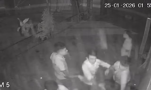 Camera ghi cảnh nam thanh niên bị nhóm đông người đánh gục tại nhà dân