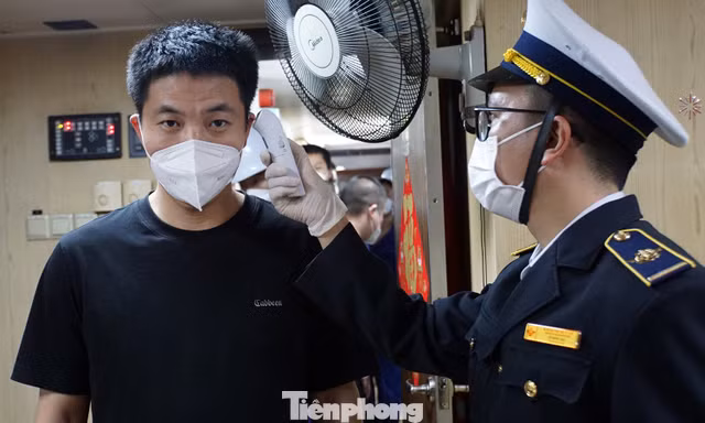 Hải Phòng thực hiện kiểm tra thân nhiệt thuyền viên quốc tế cập cảng biển Việt Nam