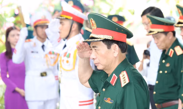 Đại tướng Phan Văn Giang kiểm tra công tác quy tập hài cốt liệt sĩ tại Công viên Lê Thị Riêng