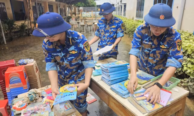Các đơn vị Hải quân giúp đồng bào miền Trung tái thiết cuộc sống