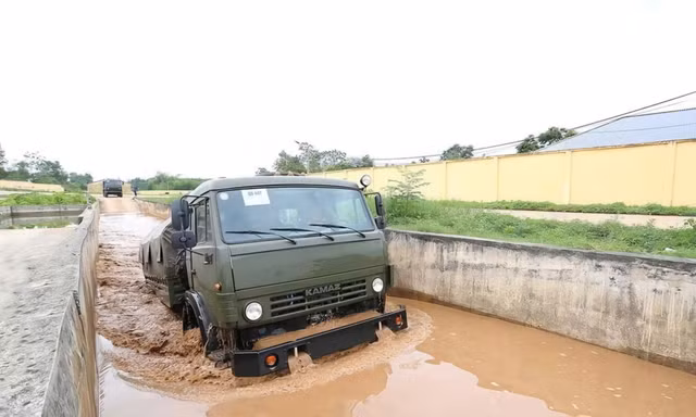 Nghiệm thu xe Kamaz vận tải, kéo pháo do Việt Nam lắp ráp