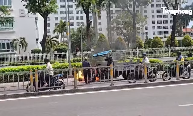 [CLIP] Xe ba gác đang chạy bất ngờ cháy dữ dội