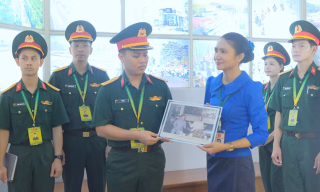 Sĩ quan trẻ Việt Nam - Lào tiếp lửa truyền thống liên minh chiến đấu