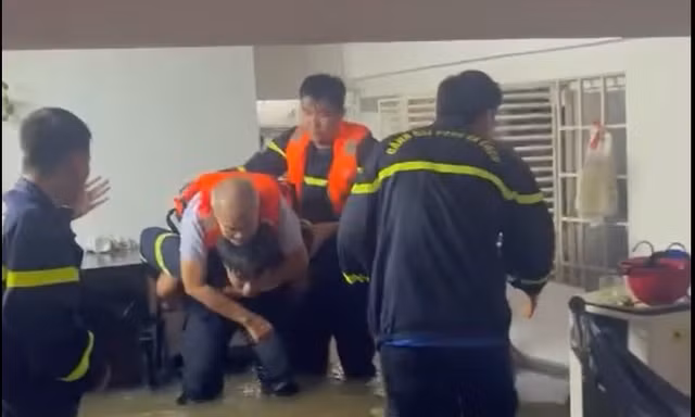 TPHCM: Triều cường dâng cao, Cảnh sát PCCC ứng cứu người dân Bình Quới – Thanh Đa trong đêm