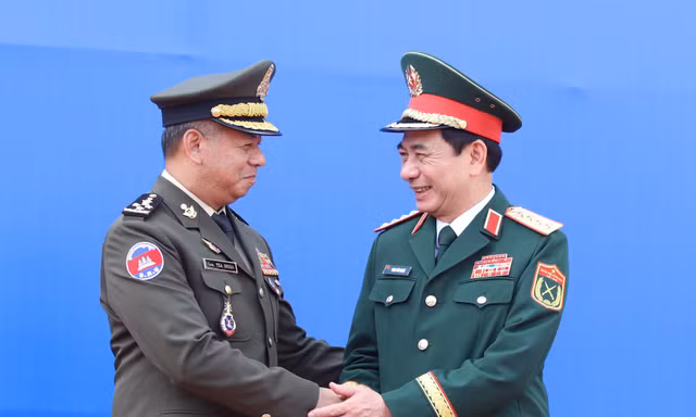 Bộ trưởng Quốc phòng Việt Nam và Campuchia duyệt đội danh dự, trồng cây hữu nghị tại khu vực biên giới