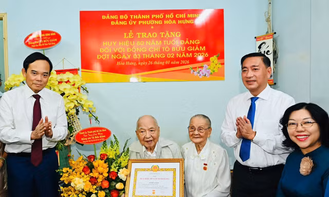 Bí thư Thành ủy TPHCM Trần Lưu Quang tặng Huy hiệu 80 năm tuổi Đảng đến cụ Tô Bửu Giám