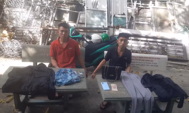 Bắt 2 đối tượng dùng dao khống chế phụ nữ, cướp tài sản giữa đêm khuya