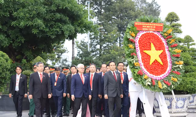 Đại biểu Đại hội Đảng bộ TPHCM dâng hương tri ân các Anh hùng liệt sĩ