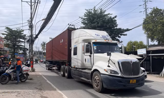 Người phụ nữ tử vong sau va chạm container trên 'tuyến đường tử thần'