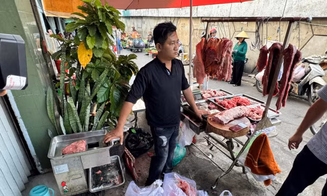 Triệt phá công xưởng dùng hóa chất làm giả 'thịt bò' ở TPHCM 