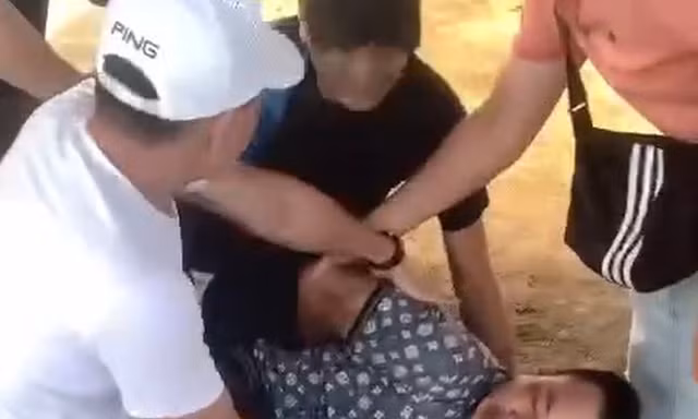 Nghi phạm bị cảnh sát bắt giữ.