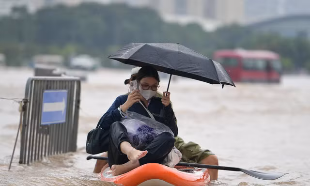 CẬP NHẬT: 54 điểm ngập sâu ở Hà Nội, người dân di chuyển bằng thuyền ở Mỹ Đình