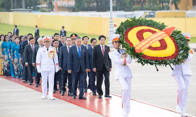 Lãnh đạo Đảng, Nhà nước và các đại biểu Quốc hội vào Lăng viếng Chủ tịch Hồ Chí Minh 