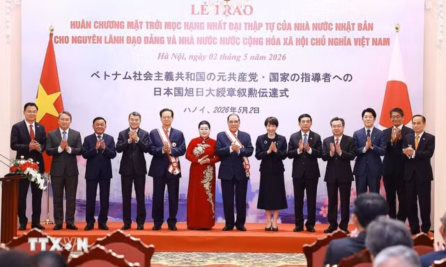 Nguyên Tổng Bí thư Nông Đức Mạnh, nguyên Thủ tướng Nguyễn Tấn Dũng nhận Huân chương Mặt trời mọc