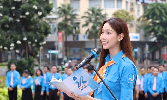Đại biểu Đại hội Hội Liên hiệp Thanh niên TPHCM lần thứ X báo công dâng Bác 