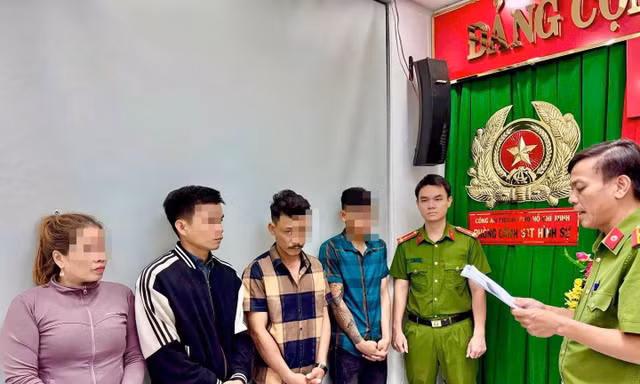 Lợi dụng lỗ thoát nước, nhóm công nhân tuồn vật tư trị giá hàng trăm triệu đồng ra khỏi công trình