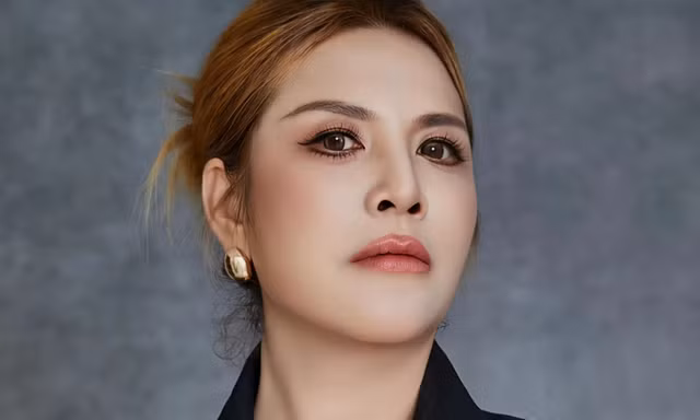 Một nữ ca sĩ bị cấm diễn