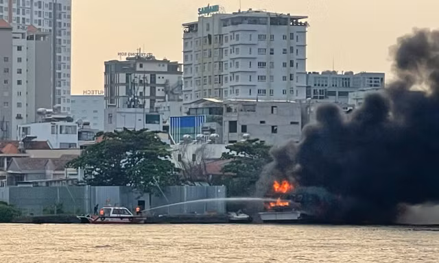 Cháy du thuyền trên sông Sài Gòn, khói đen bốc cao hàng chục mét