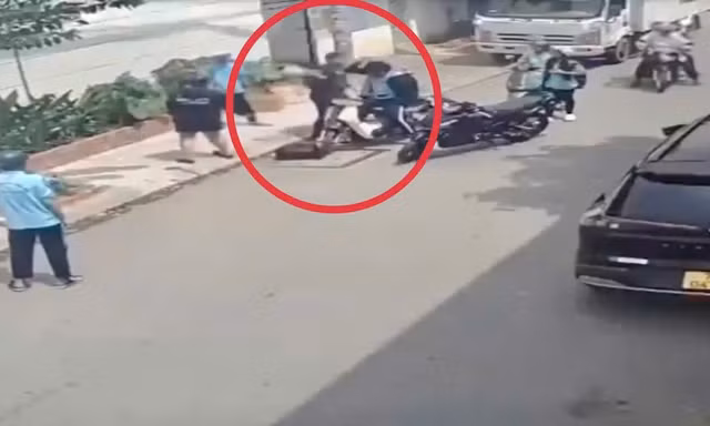 Xác minh thanh niên dùng nón bảo hiểm đánh liên tiếp 2 nam sinh trên đường