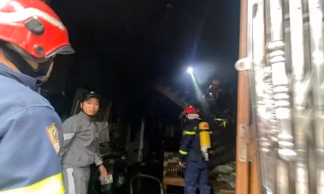 Cảnh sát Hải Phòng giải cứu hai người trong vụ hỏa hoạn sáng Mùng 1 Tết 