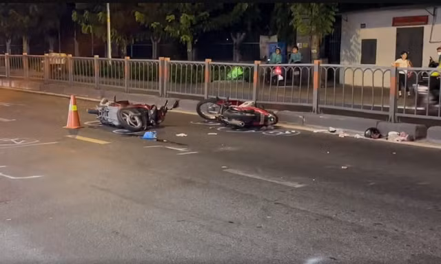 Va chạm xe máy, hai người nguy kịch 