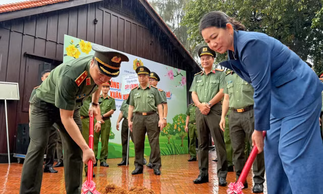 Công an TPHCM hưởng ứng 'Tết trồng cây'