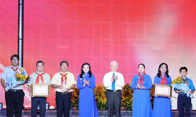 Bí thư T.Ư Đoàn Nguyễn Phạm Duy Trang dự kỷ niệm 95 năm thành lập Đoàn, trao Giải thưởng Hồ Hảo Hớn