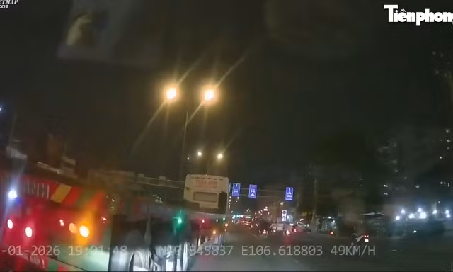 [Clip] Xe đầu kéo lạng lách, ép ô tô con trên đường gây bức xúc ở TPHCM
