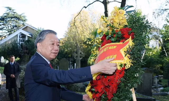 Tổng Bí thư Tô Lâm và phu nhân viếng mộ Karl Marx tại nghĩa trang Highgate ở Anh