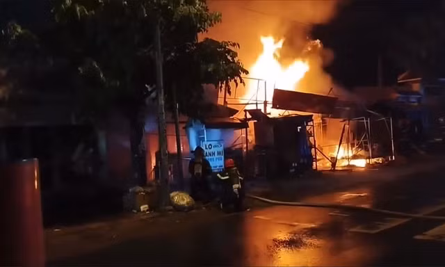 TPHCM: Cháy lớn tại chợ Xuân Thới Sơn, nhiều ki-ốt bị thiêu rụi