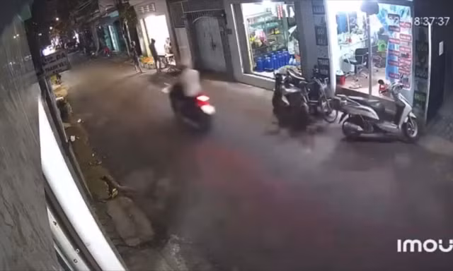 Triệu tập 2 thanh niên đuổi đánh người đàn ông đến bất tỉnh ở TPHCM