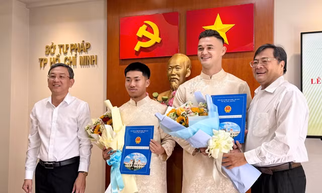 Trao quyết định của Chủ tịch nước nhập quốc tịch cho hai cầu thủ Việt kiều