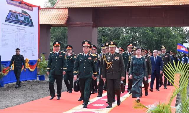 Bộ trưởng Quốc phòng Việt Nam và Campuchia dự khởi công xây dựng công trình hữu nghị Trường Tiểu học Sang Sovan