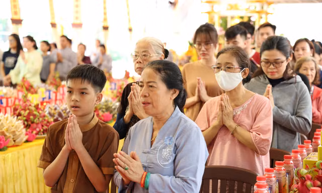 Trang trọng lễ tưởng niệm các Anh hùng liệt sĩ tại Công viên Lê Thị Riêng
