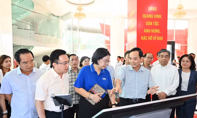Bí thư Thành ủy Trần Lưu Quang kiểm tra công tác tổ chức Đại hội Đảng bộ TPHCM lần thứ I 