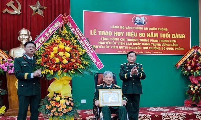 Thượng tướng Phan Trung Kiên đón nhận Huy hiệu 60 năm tuổi Đảng