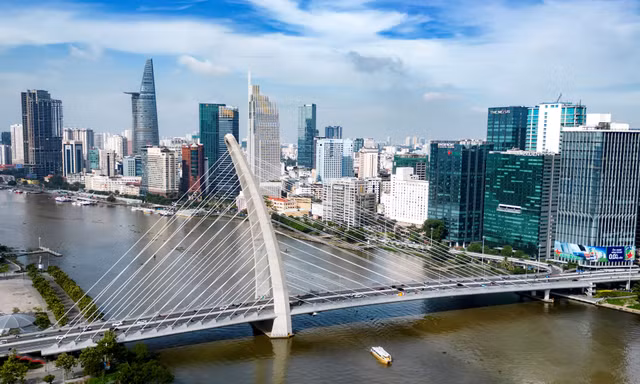 Vượt 'sóng lớn' để tăng trưởng hai con số