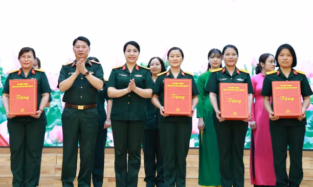 Phụ nữ Quân đội làm chủ vũ khí và khí tài công nghệ cao